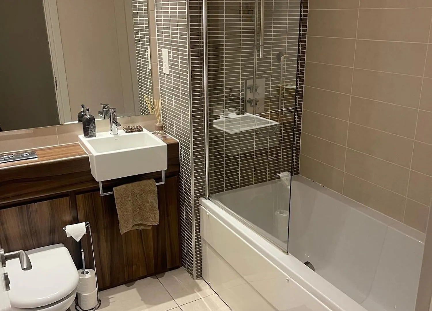 Titanic Quarter, Marina View Modern 2 Bedroom Apartment Belfast